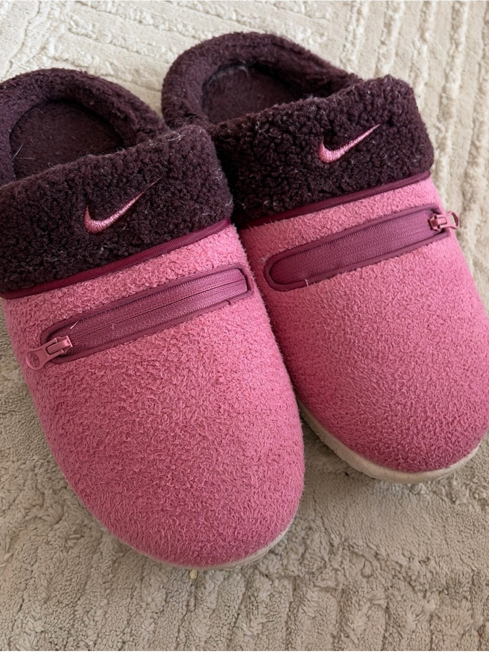 NIKE BURROW SE NA Fuzzy Slippers Size 8 Desert Berry